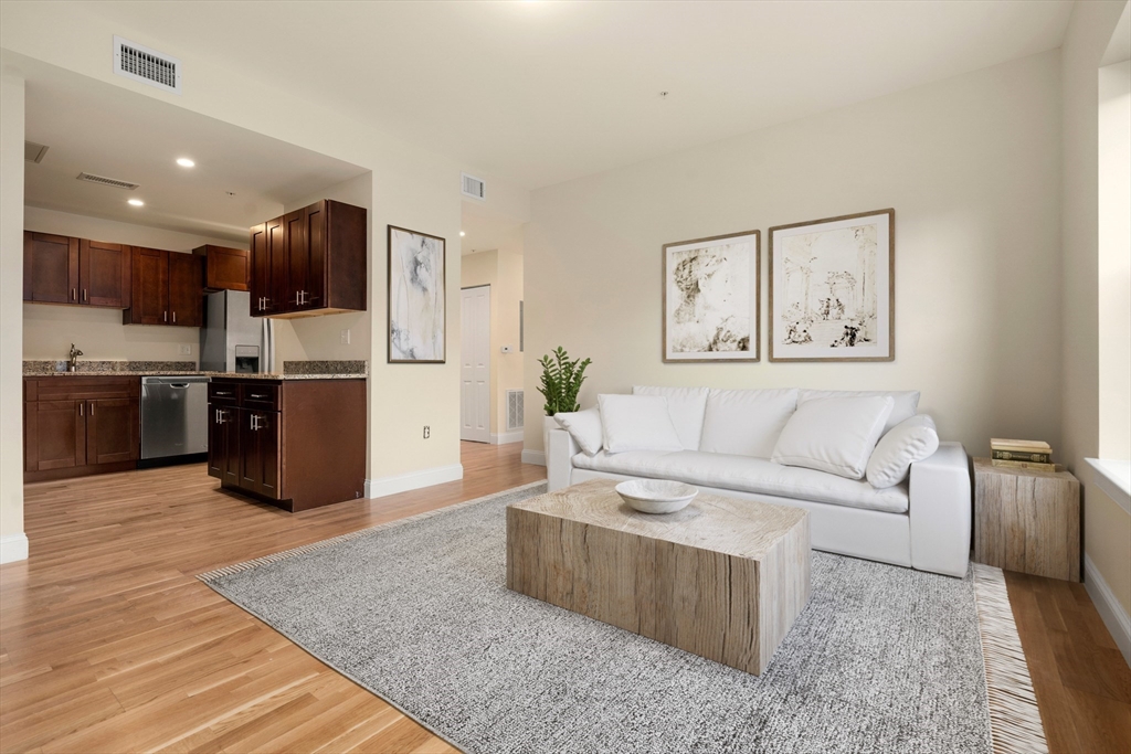 16 Peterborough, Boston, Massachusetts, 2 Bedrooms Bedrooms, 5 Rooms Rooms,2 BathroomsBathrooms,Residential Lease,For Rent,Peterborough,73482231