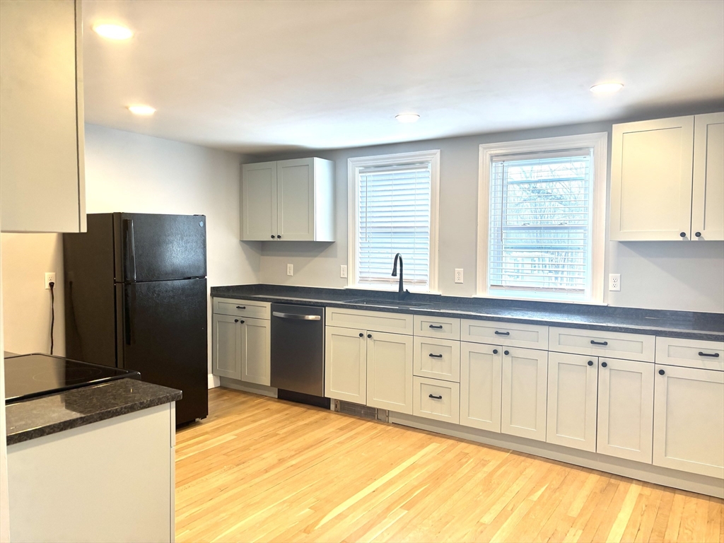 132 Division St, North Attleboro, Massachusetts, 2 Bedrooms Bedrooms, 5 Rooms Rooms,1 BathroomBathrooms,Residential Lease,For Rent,Division St,73482642