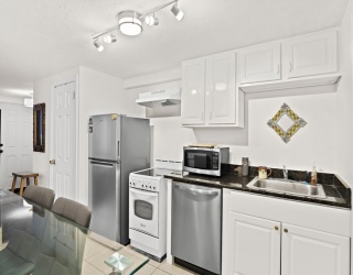 243 Lake St., Waltham, Massachusetts, 1 Bedroom Bedrooms, 3 Rooms Rooms,1 BathroomBathrooms,Residential Lease,For Rent,Lake St.,73482707