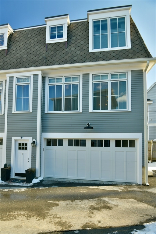 145 Stoughton St, Boston, Massachusetts, 2 Bedrooms Bedrooms, 4 Rooms Rooms,1.5 BathroomsBathrooms,Residential,For Sale,Stoughton St,73482030