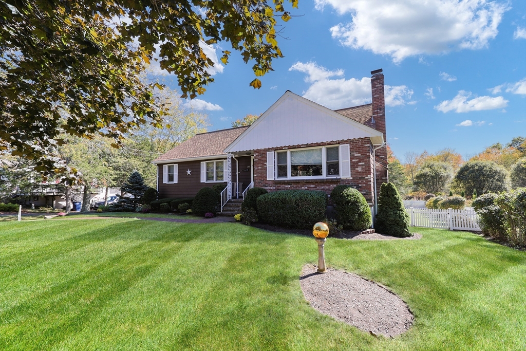 253 Village St, Medway, Massachusetts, 3 Bedrooms Bedrooms, 7 Rooms Rooms,1 BathroomBathrooms,Residential,For Sale,Village St,73481864