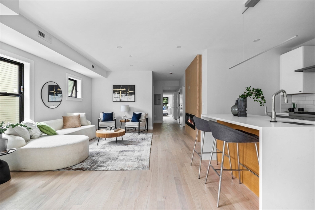 198 Bowen, Boston, Massachusetts, 2 Bedrooms Bedrooms, 5 Rooms Rooms,2 BathroomsBathrooms,Residential,For Sale,Bowen,73484177