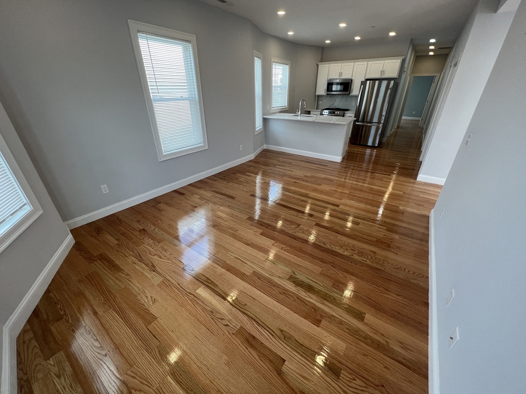 126 Cross St, Somerville, Massachusetts, 4 Bedrooms Bedrooms, 6 Rooms Rooms,2 BathroomsBathrooms,Residential Lease,For Rent,Cross St,73484249