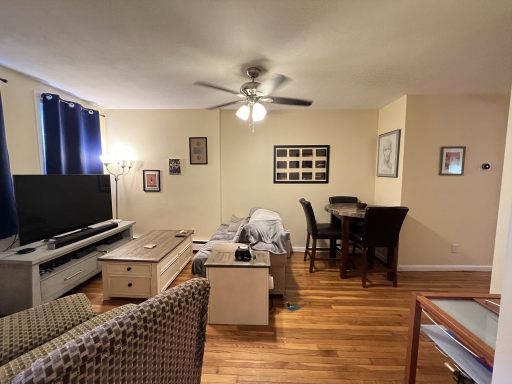 41 Cross St, Somerville, Massachusetts, 2 Bedrooms Bedrooms, 4 Rooms Rooms,1 BathroomBathrooms,Residential Lease,For Rent,Cross St,73484255