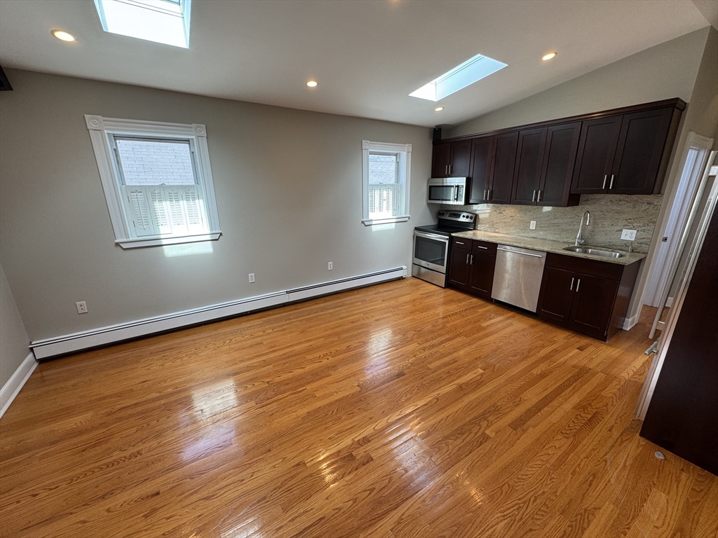 24 Ellington Rd, Somerville, Massachusetts, 2 Bedrooms Bedrooms, 3 Rooms Rooms,1 BathroomBathrooms,Residential Lease,For Rent,Ellington Rd,73484242