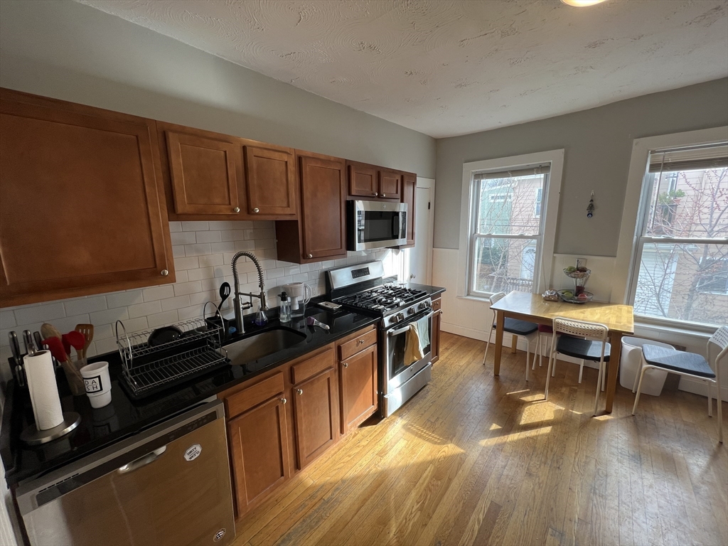 256 Summer St, Somerville, Massachusetts, 3 Bedrooms Bedrooms, 5 Rooms Rooms,1 BathroomBathrooms,Residential Lease,For Rent,Summer St,73484243