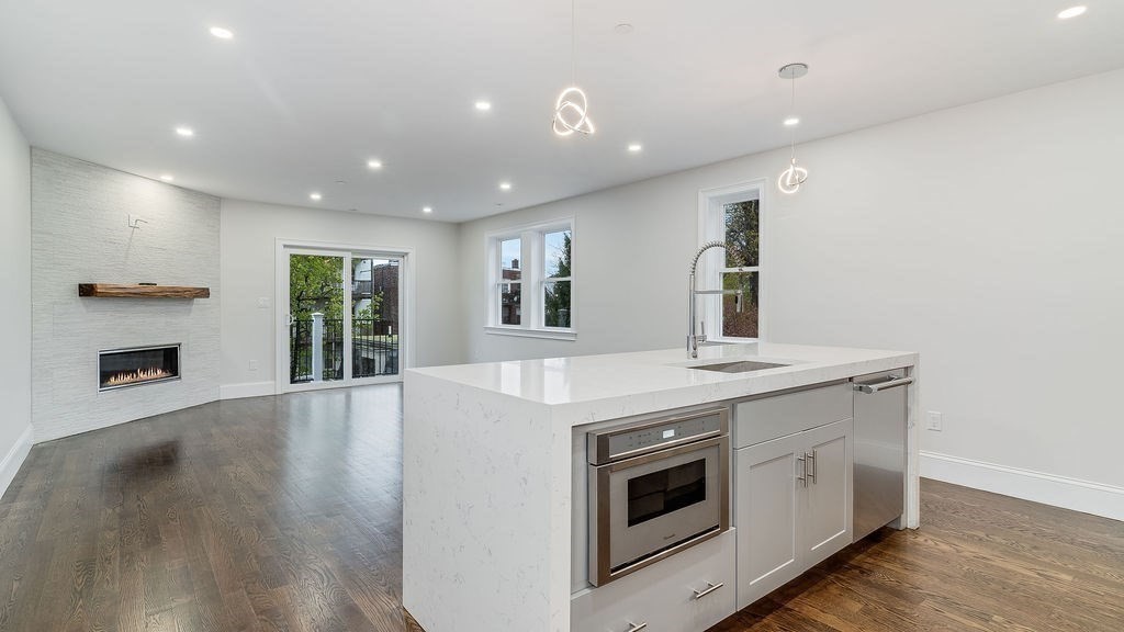 555 East 5th Street, Boston, Massachusetts, 3 Bedrooms Bedrooms, 5 Rooms Rooms,2.5 BathroomsBathrooms,Residential Lease,For Rent,East 5th Street,73484234