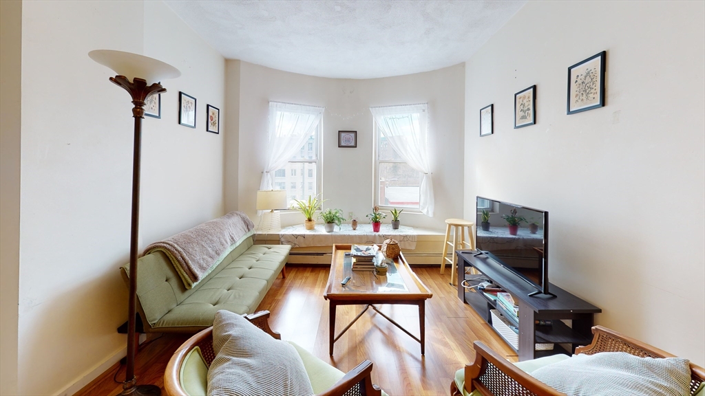 18 South Huntington Ave, Boston, Massachusetts, 3 Bedrooms Bedrooms, 4 Rooms Rooms,1 BathroomBathrooms,Residential Lease,For Rent,South Huntington Ave,73484341