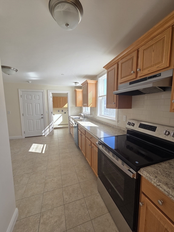 69-71 Mall St, Lynn, Massachusetts, 3 Bedrooms Bedrooms, 5 Rooms Rooms,1 BathroomBathrooms,Residential Lease,For Rent,Mall St,73484361