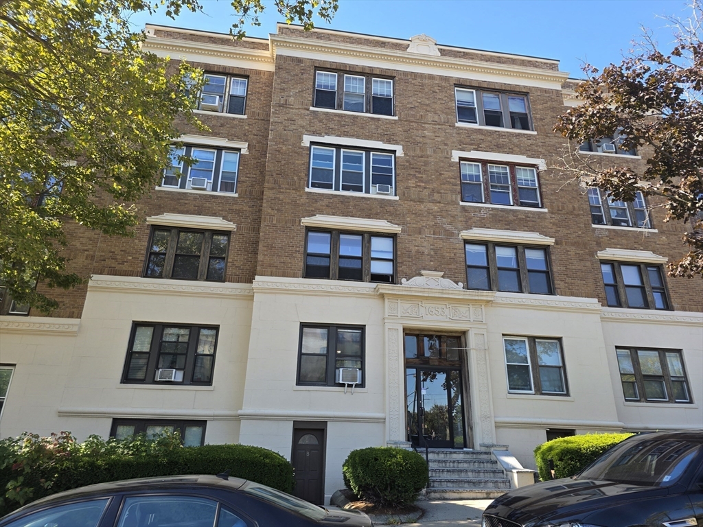1653 Commonwealth Ave, Boston, Massachusetts, 4 Bedrooms Bedrooms, 6 Rooms Rooms,1 BathroomBathrooms,Residential Lease,For Rent,Commonwealth Ave,73484424