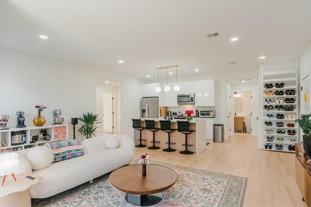 43 Withington St, Boston, Massachusetts, 2 Bedrooms Bedrooms, 6 Rooms Rooms,2 BathroomsBathrooms,Residential,For Sale,Withington St,73484538