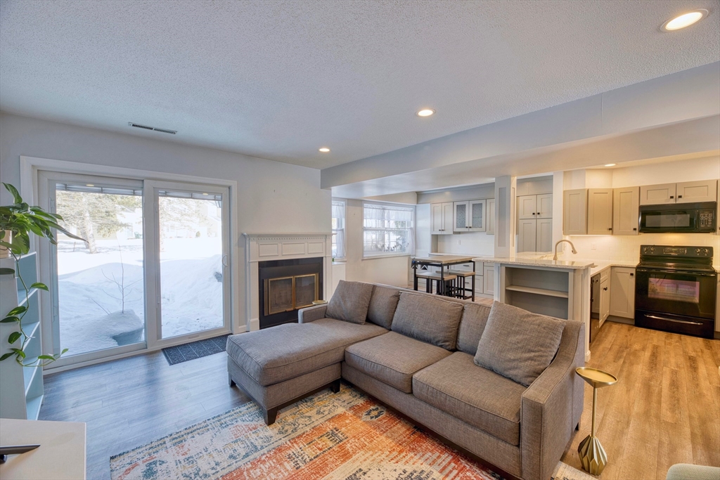 26 Drake Circle, Walpole, Massachusetts, 2 Bedrooms Bedrooms, 5 Rooms Rooms,2.5 BathroomsBathrooms,Residential,For Sale,Drake Circle,73483896