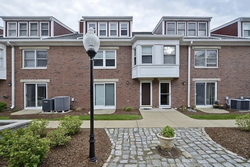 142 Quincy Shore Dr, Quincy, Massachusetts, 2 Bedrooms Bedrooms, 5 Rooms Rooms,2.5 BathroomsBathrooms,Residential,For Sale,Quincy Shore Dr,73484556