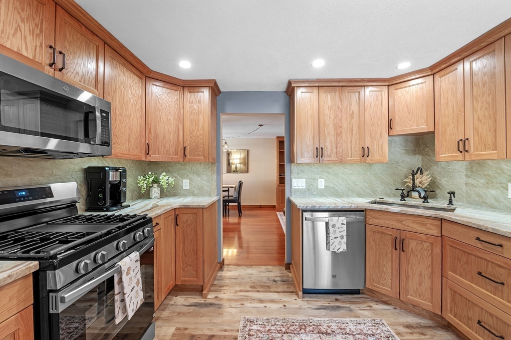 27 Littlefield Ct, Haverhill, Massachusetts, 2 Bedrooms Bedrooms, 5 Rooms Rooms,1.5 BathroomsBathrooms,Residential,For Sale,Littlefield Ct,73474043