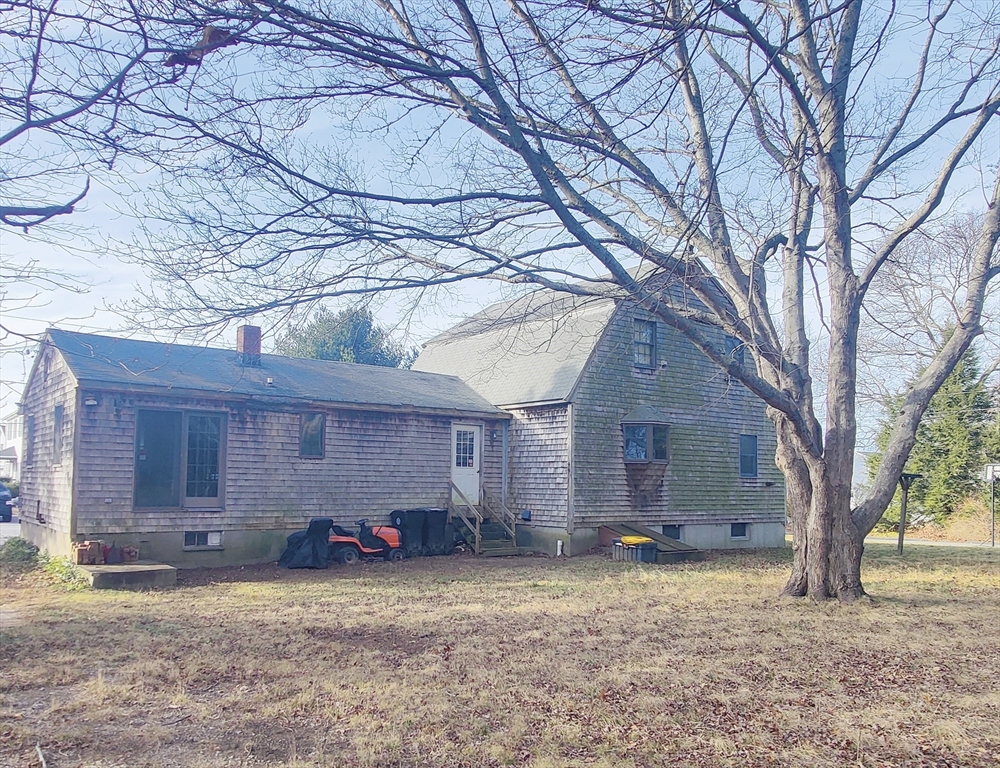 32 Morton Ave, Dartmouth, Massachusetts, 4 Bedrooms Bedrooms, 7 Rooms Rooms,2 BathroomsBathrooms,Residential,For Sale,Morton Ave,73461583