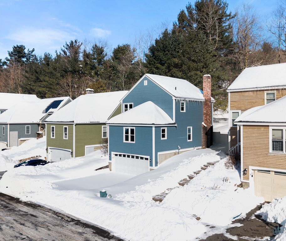 7 Valleyview Court, Fitchburg, Massachusetts, 4 Bedrooms Bedrooms, 7 Rooms Rooms,2 BathroomsBathrooms,Residential,For Sale,Valleyview Court,73472865