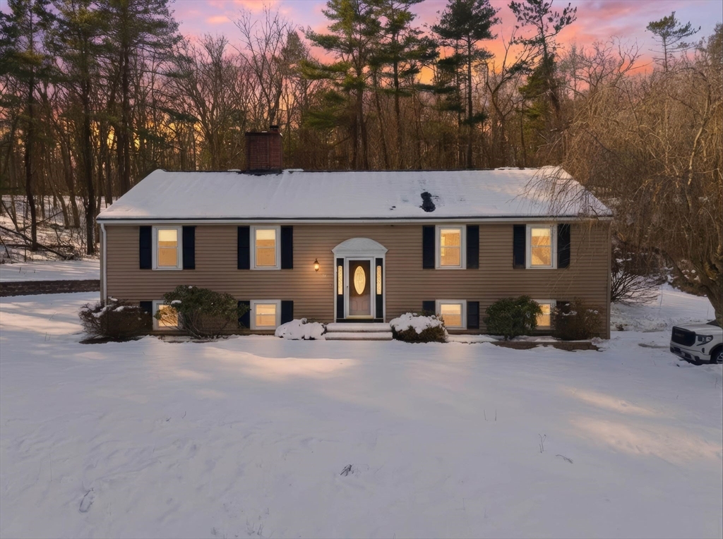 17-1/2 Averill St, Topsfield, Massachusetts, 3 Bedrooms Bedrooms, 7 Rooms Rooms,2.5 BathroomsBathrooms,Residential,For Sale,Averill St,73471887