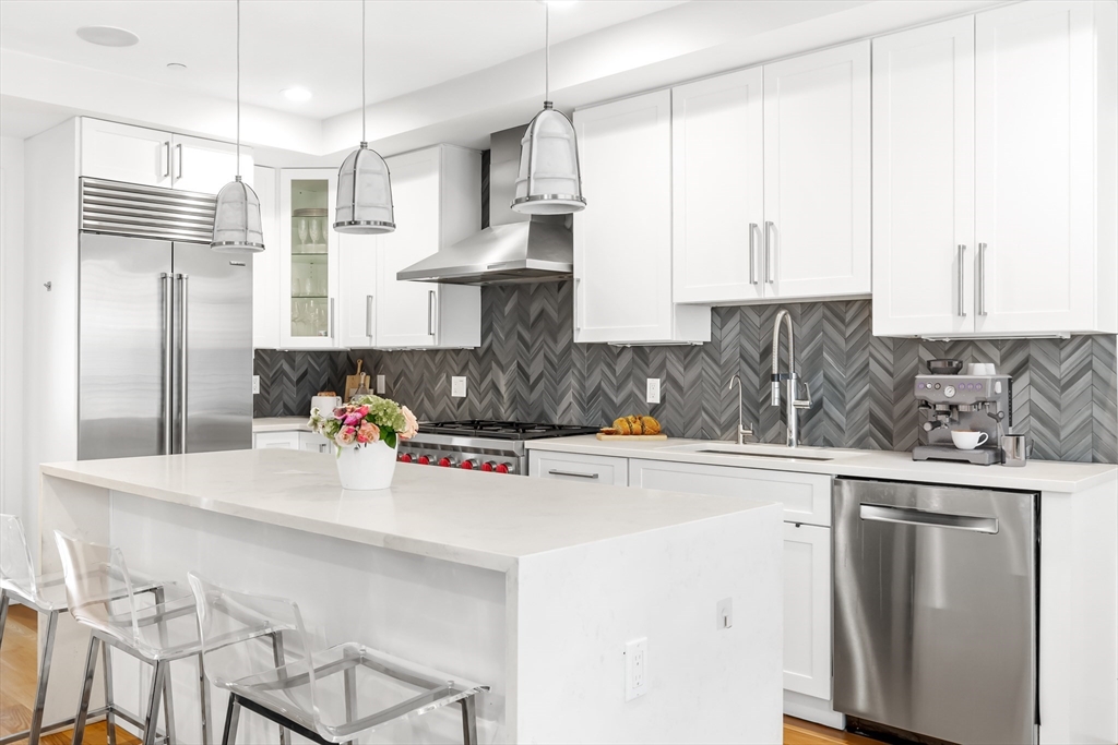 891 E 1st, Boston, Massachusetts, 2 Bedrooms Bedrooms, 4 Rooms Rooms,2 BathroomsBathrooms,Residential,For Sale,E 1st,73484917