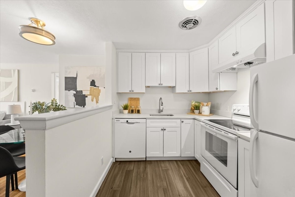 51 Warren St, Waltham, Massachusetts, 2 Bedrooms Bedrooms, 4 Rooms Rooms,1 BathroomBathrooms,Residential,For Sale,Warren St,73484941