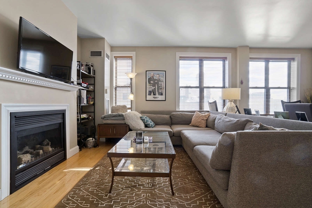 1723 Washington Street, Boston, Massachusetts, 2 Bedrooms Bedrooms, 6 Rooms Rooms,2 BathroomsBathrooms,Residential Lease,For Rent,Washington Street,73484753