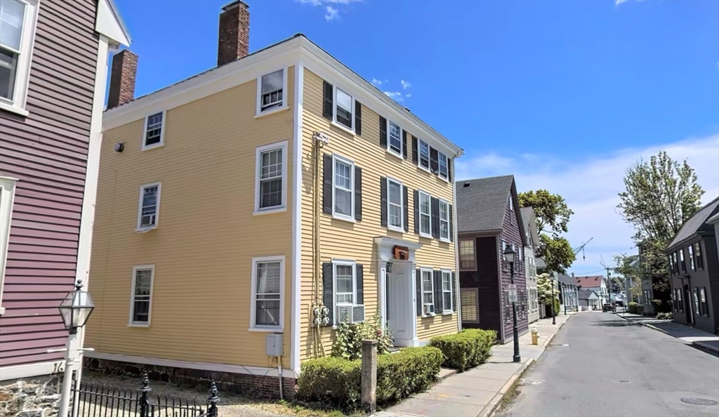 18 State Street, Marblehead, Massachusetts, 2 Bedrooms Bedrooms, 4 Rooms Rooms,1 BathroomBathrooms,Residential Lease,For Rent,State Street,73484762
