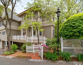 21 Pine Street, Manchester, Massachusetts, 2 Bedrooms Bedrooms, 6 Rooms Rooms,2.5 BathroomsBathrooms,Residential,For Sale,Pine Street,73484803