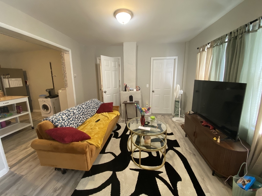 38 Summer Street, Franklin, Massachusetts, 1 Bedroom Bedrooms, 3 Rooms Rooms,1 BathroomBathrooms,Residential Lease,For Rent,Summer Street,73484818