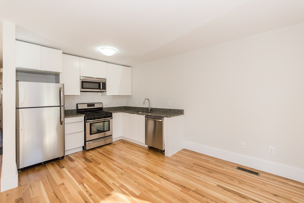 12 Second Street, Cambridge, Massachusetts, 3 Bedrooms Bedrooms, 6 Rooms Rooms,1.5 BathroomsBathrooms,Residential Lease,For Rent,Second Street,73484560