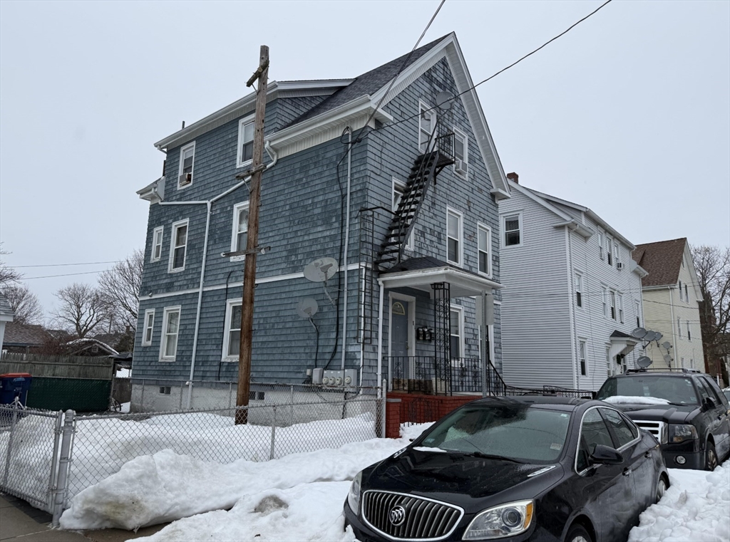 81 Thompson St, New Bedford, Massachusetts, 6 Bedrooms Bedrooms, 12 Rooms Rooms,3 BathroomsBathrooms,Residential Income,For Sale,Thompson St,73485131