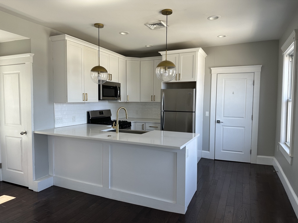 181 Chelsea St, Everett, Massachusetts, 3 Bedrooms Bedrooms, 5 Rooms Rooms,1 BathroomBathrooms,Residential Lease,For Rent,Chelsea St,73485171