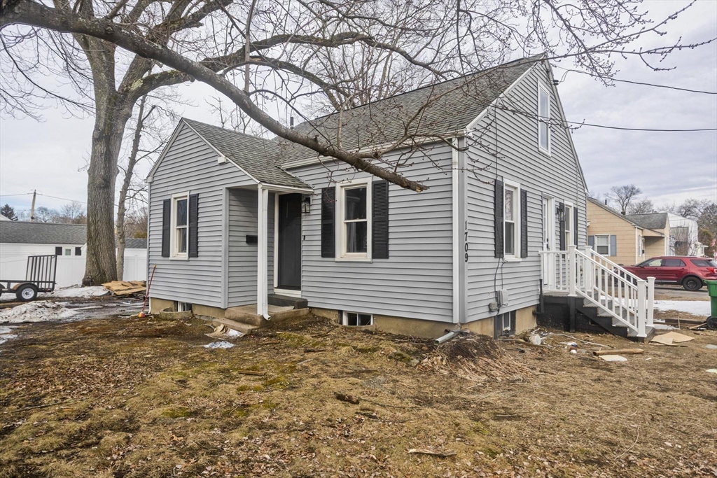 1709 Memorial Dr, Chicopee, Massachusetts, 2 Bedrooms Bedrooms, 5 Rooms Rooms,1 BathroomBathrooms,Residential,For Sale,Memorial Dr,73485192