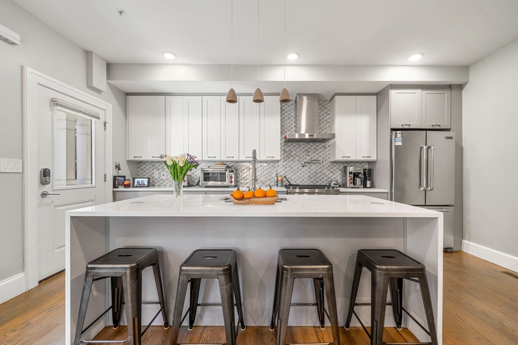 55 Hutchings Street, Boston, Massachusetts, 3 Bedrooms Bedrooms, 6 Rooms Rooms,2.5 BathroomsBathrooms,Residential Lease,For Rent,Hutchings Street,73485221