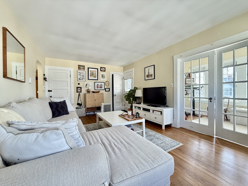 32 Quincy Street, Watertown, Massachusetts, 2 Bedrooms Bedrooms, 7 Rooms Rooms,1 BathroomBathrooms,Residential Lease,For Rent,Quincy Street,73485262