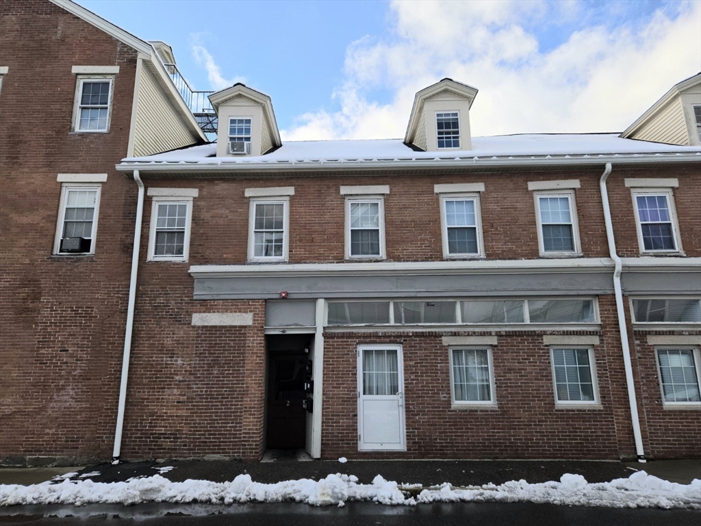 8 Union St, Taunton, Massachusetts, 4 Bedrooms Bedrooms, 6 Rooms Rooms,1 BathroomBathrooms,Residential Lease,For Rent,Union St,73469838