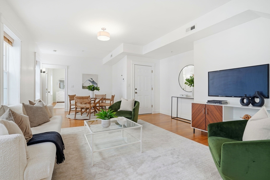 172-174 Auburn Street, Cambridge, Massachusetts, 1 Bedroom Bedrooms, 4 Rooms Rooms,1 BathroomBathrooms,Residential,For Sale,Auburn Street,73472284