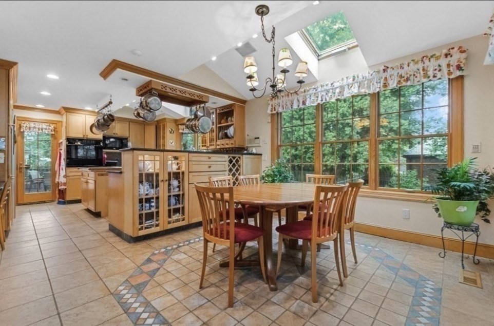 170 Morton St, Newton, Massachusetts, 6 Bedrooms Bedrooms, 12 Rooms Rooms,6 BathroomsBathrooms,Residential Lease,For Rent,Morton St,73485324