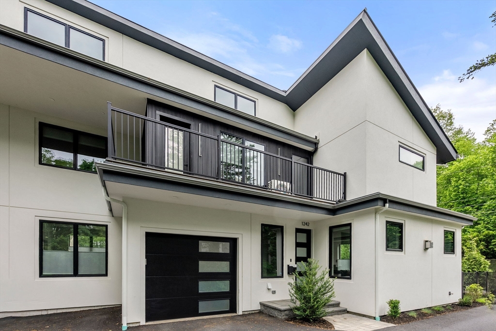 1242-1244 Beacon St, Newton, Massachusetts, 4 Bedrooms Bedrooms, 10 Rooms Rooms,3.5 BathroomsBathrooms,Residential,For Sale,Beacon St,73485441