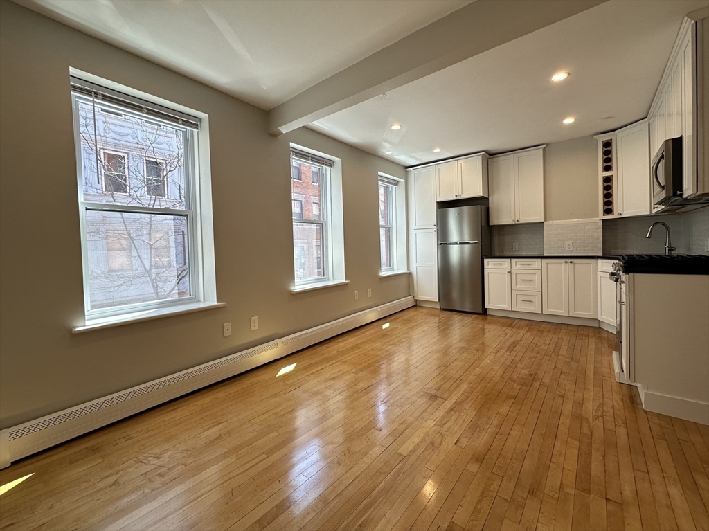 33 Grove, Boston, Massachusetts, 2 Bedrooms Bedrooms, 4 Rooms Rooms,1 BathroomBathrooms,Residential Lease,For Rent,Grove,73485450