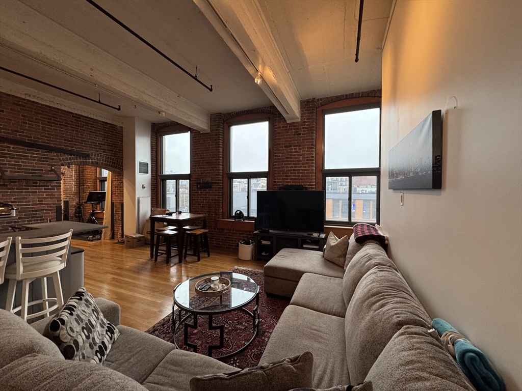 320 W Second Street, Boston, Massachusetts, 1 Bedroom Bedrooms, 3 Rooms Rooms,1 BathroomBathrooms,Residential Lease,For Rent,W Second Street,73485477