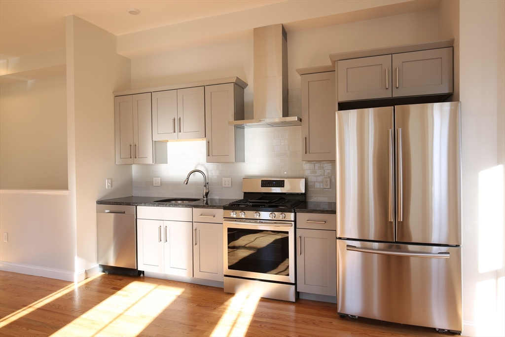 19 Lincoln Ave, Somerville, Massachusetts, 4 Bedrooms Bedrooms, 7 Rooms Rooms,3 BathroomsBathrooms,Residential Lease,For Rent,Lincoln Ave,73485500