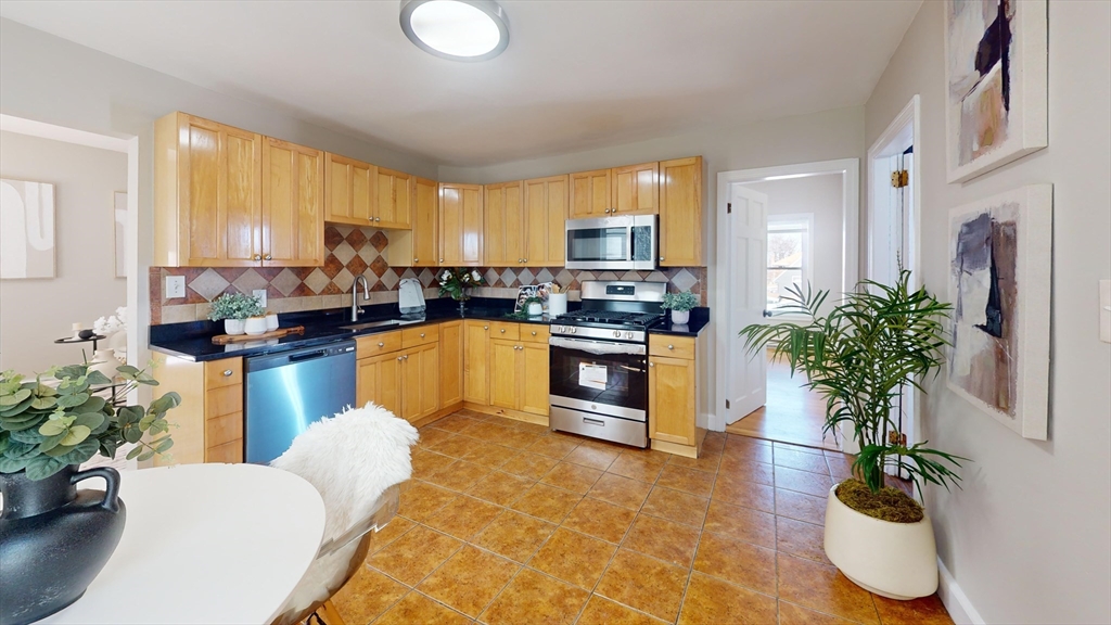 17 Jones St, Everett, Massachusetts, 3 Bedrooms Bedrooms, 5 Rooms Rooms,1 BathroomBathrooms,Residential,For Sale,Jones St,73485541