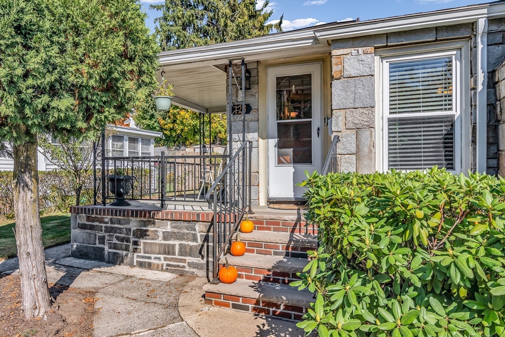 123 Lawrence Street, Methuen, Massachusetts, 2 Bedrooms Bedrooms, 5 Rooms Rooms,1 BathroomBathrooms,Residential,For Sale,Lawrence Street,73485539