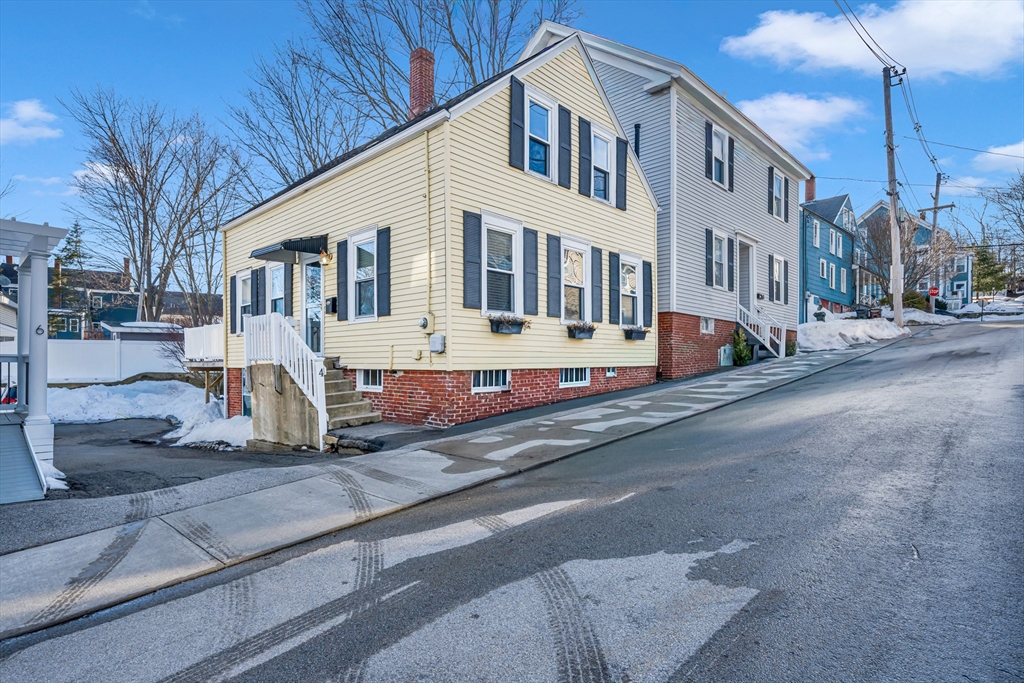 4 Boardman St, Amesbury, Massachusetts, 3 Bedrooms Bedrooms, 6 Rooms Rooms,1 BathroomBathrooms,Residential,For Sale,Boardman St,73485716