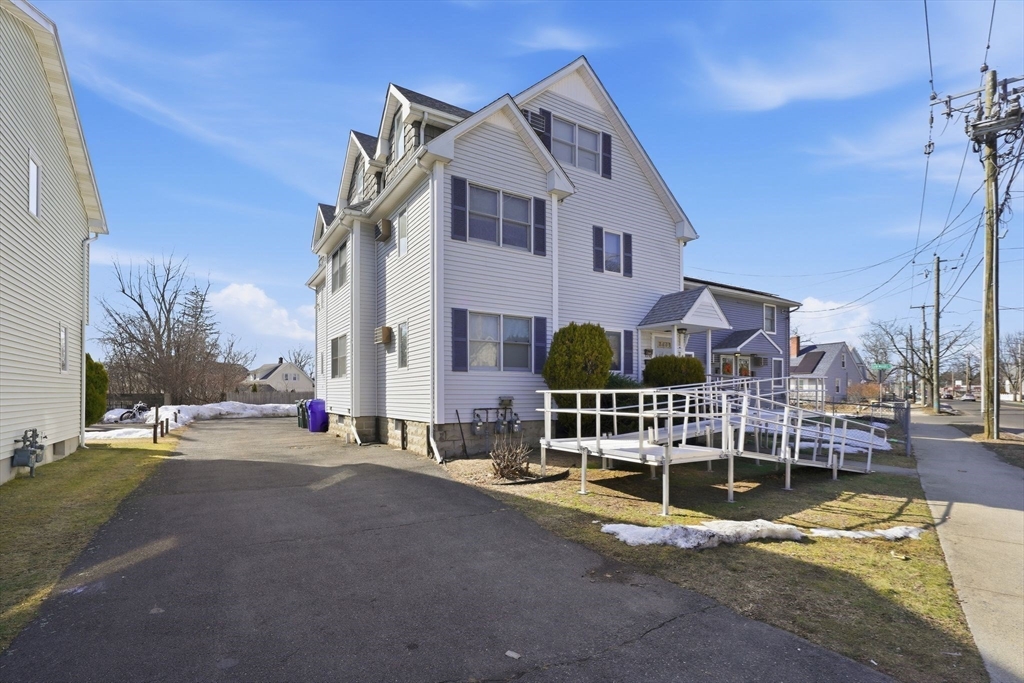 890-892 Saint James Ave, Springfield, Massachusetts, 6 Bedrooms Bedrooms, 15 Rooms Rooms,3 BathroomsBathrooms,Residential Income,For Sale,Saint James Ave,73485717