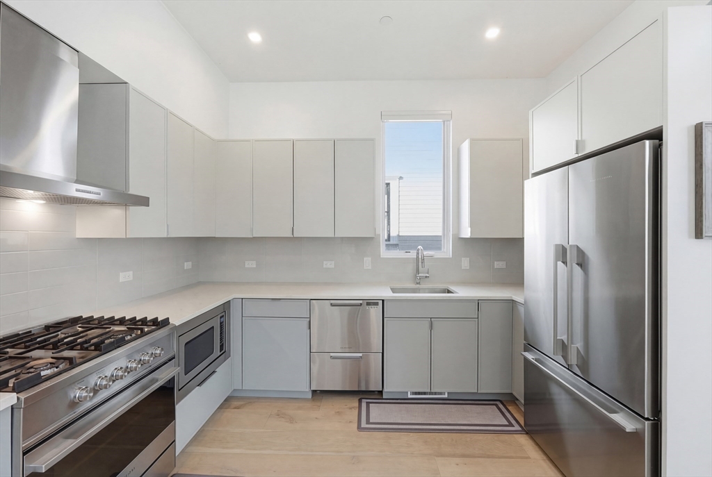 6 Richardson St, Cambridge, Massachusetts, 3 Bedrooms Bedrooms, 7 Rooms Rooms,3.5 BathroomsBathrooms,Residential Lease,For Rent,Richardson St,73485903