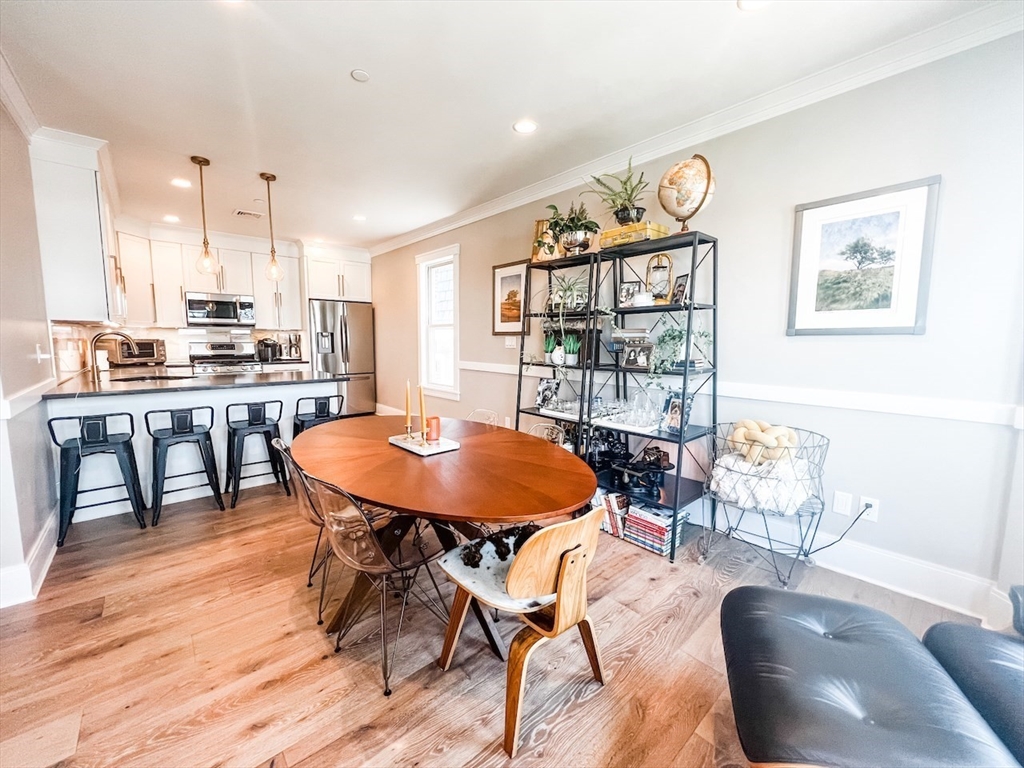 69 Falcon St, Boston, Massachusetts, 2 Bedrooms Bedrooms, 5 Rooms Rooms,2 BathroomsBathrooms,Residential Lease,For Rent,Falcon St,73475944