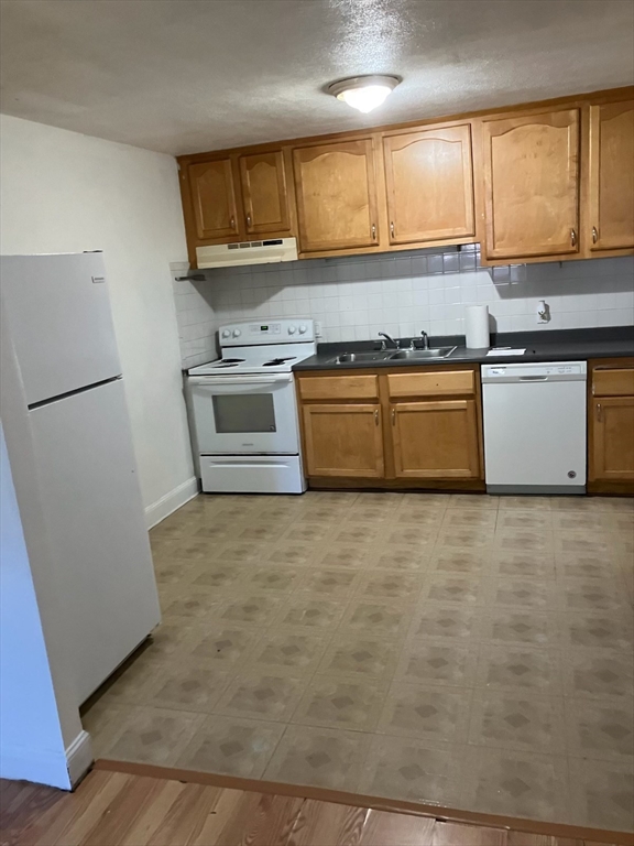 3 Walker, North Andover, Massachusetts, 2 Bedrooms Bedrooms, 4 Rooms Rooms,1 BathroomBathrooms,Residential Lease,For Rent,Walker,73444055