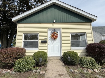 249 Lake Street, Waltham, Massachusetts, 2 Bedrooms Bedrooms, 5 Rooms Rooms,1 BathroomBathrooms,Residential,For Sale,Lake Street,73428406