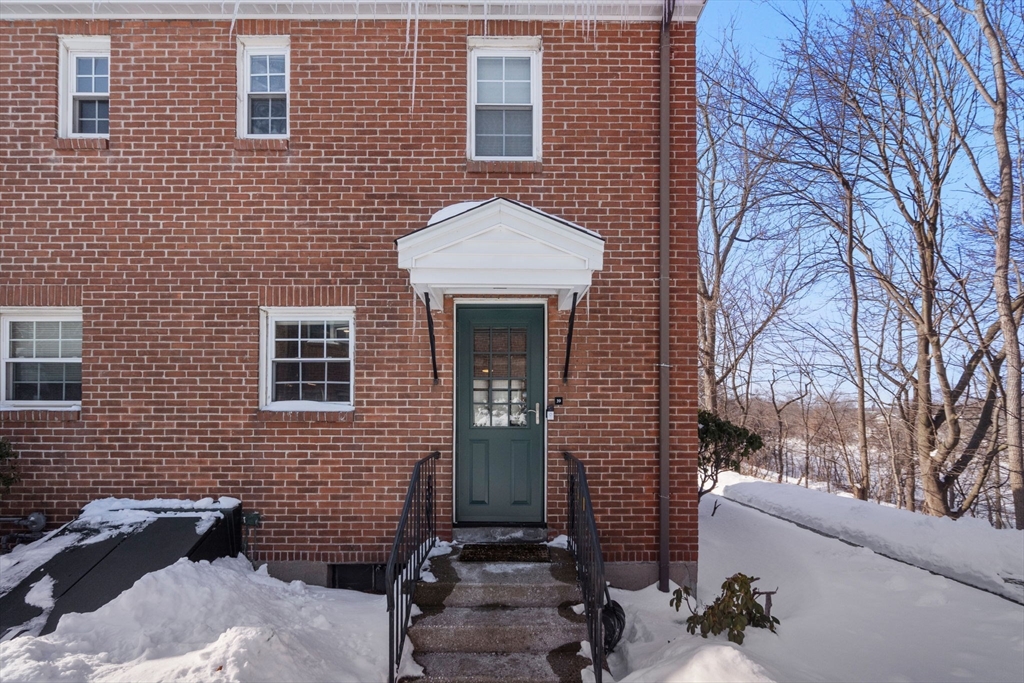 39 Charlesbank Rd, Newton, Massachusetts, 1 Bedroom Bedrooms, 4 Rooms Rooms,1 BathroomBathrooms,Residential,For Sale,Charlesbank Rd,73472775