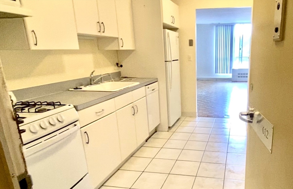 44 Washington St, Brookline, Massachusetts, 1 Room Rooms,1 BathroomBathrooms,Residential Lease,For Rent,Washington St,73476011